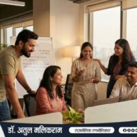 ऑफिस में मिलकर काम करते एम्प्लॉयीज़, कंपनी की सफलता और टीमवर्क का प्रतीक