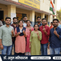 भारत के युवा मतदाता मतदान करते हुए और लोकतंत्र को आकार देने में अपनी भूमिका निभाते हुए, पार्लियामेंट और मतदान प्रतीकों के साथ।