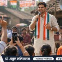 भारतीय ग्रामीण क्षेत्र में चुनावी मंच से युवाओं को संबोधित करता एक युवा नेता।