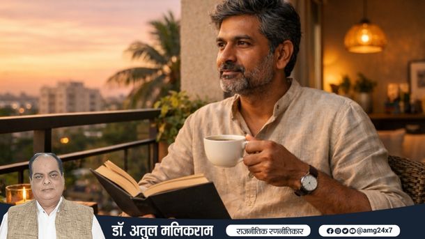 बालकनी में चाय और किताब के साथ विचारमग्न भारतीय लेखक