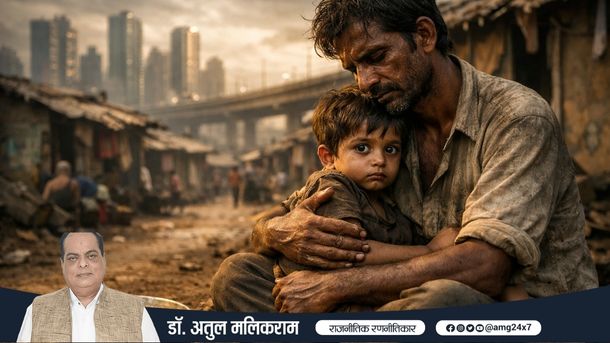 भारतीय युवा नेता संविधान के स्वर्ण द्वार के सामने ज्ञान की कुंजी पकड़े हुए – राष्ट्र निर्माण का प्रतीक