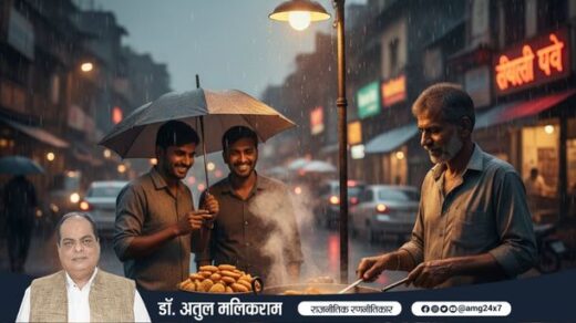 बारिश के मौसम में ठेले पर गरमा-गरम पकौड़े बनाता भारतीय स्ट्रीट फूड वेंडर