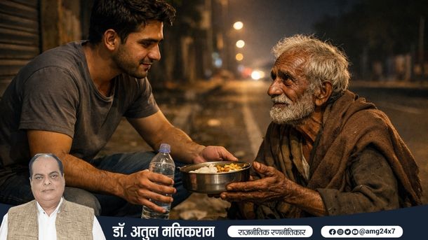 सड़क किनारे भूखे और असहाय बुज़ुर्ग की मदद करता युवक, रात के समय हल्की रोशनी में