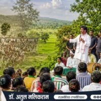 शिबू सोरेन से हेमंत सोरेन तक झारखंड की आदिवासी राजनीति और सोरेन परिवार के राजनीतिक सफर को दर्शाता दृश्य