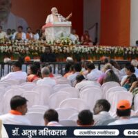 पीएम मोदी की लोकप्रियता और बदलते राजनीतिक जनमत को दर्शाता संपादकीय दृश्य